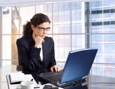 Трудов договор за работа през определени дни от месеца 2 1354995350.68business woman on laptop1